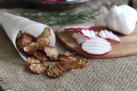 Rosemary Garlic Radish Chips 